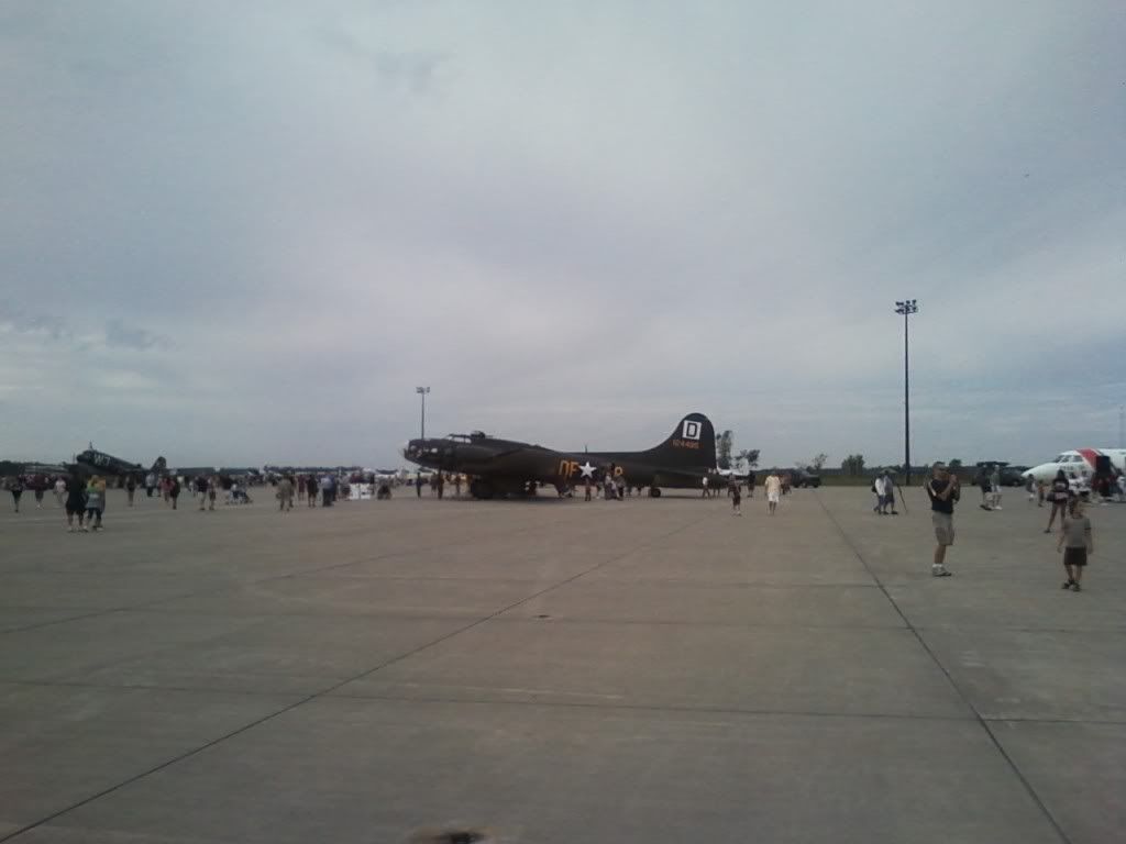 http://i160.photobucket.com/albums/t167/llorentz/Airshow/0911011129.jpg