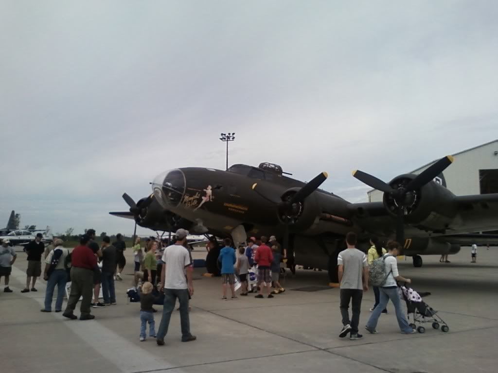 http://i160.photobucket.com/albums/t167/llorentz/Airshow/0911011130a.jpg