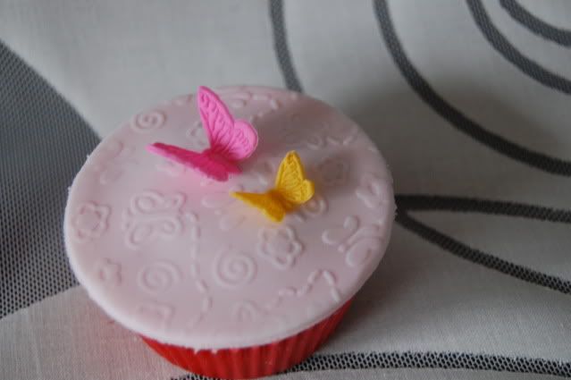 http://i160.photobucket.com/albums/t170/JoyceCollin/Cupcakies018.jpg