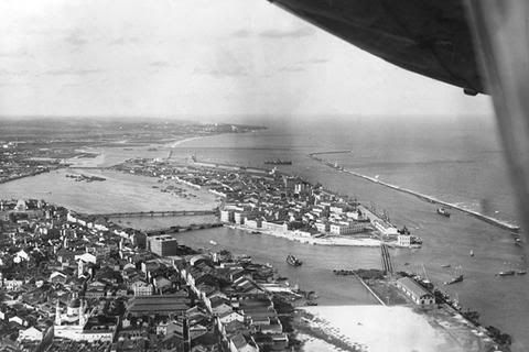 3. Vista aérea da Ilha do Recife em 1930, fotografia tirada a partir do Graff Zepellin.